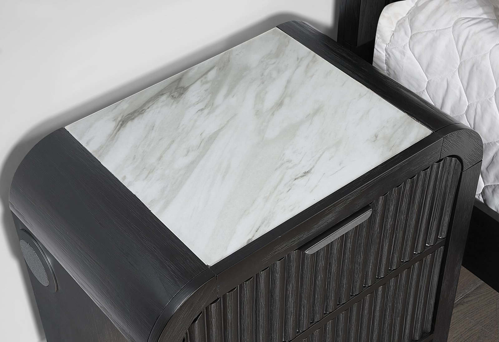 BECKETT-WHTBLK-KBG-3-3.jpg BECKETT WHITE/BLACK QUEEN BED GROUP WITH COOLER & SPEAKER - Image 3
